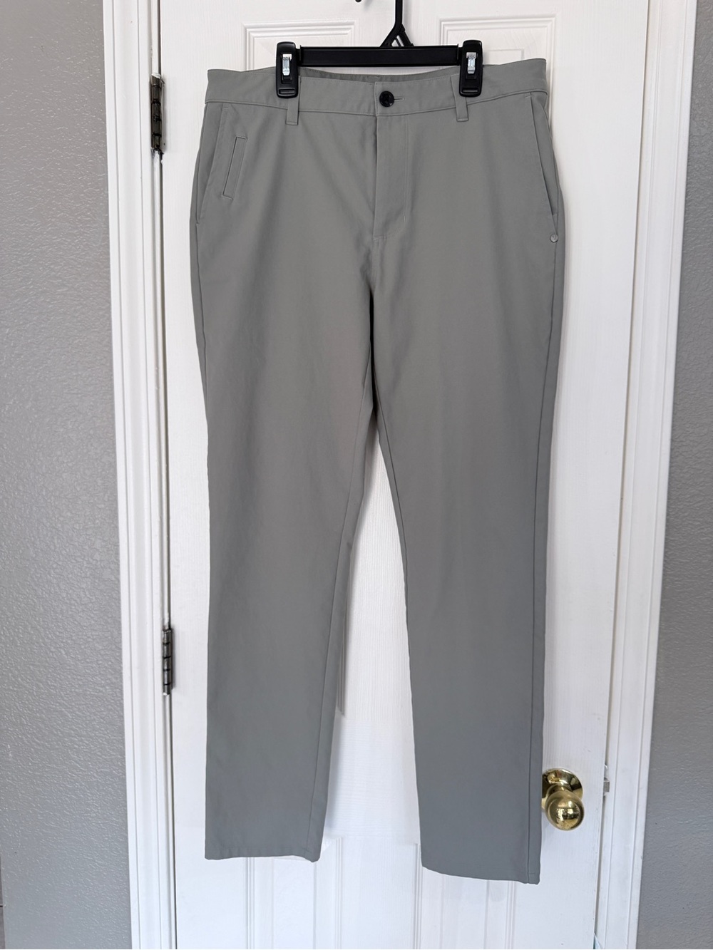 Vuori Men's Green-Gray Straight Cascade Tech Chino Pant size 32 - Picture 1 of 6